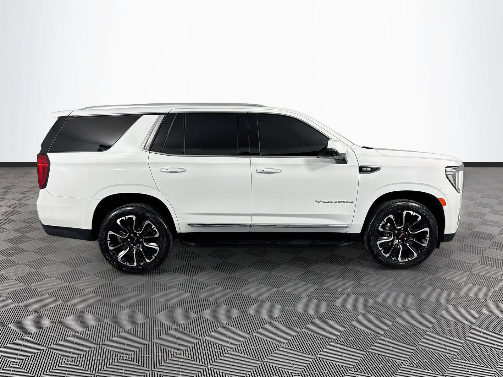 Used 2023 GMC Yukon SLT w/ SLT Luxury Package RWD image 8