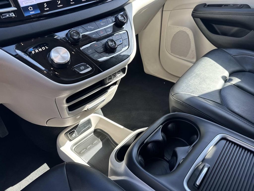 Used 2024 Chrysler Pacifica Touring-L image 26