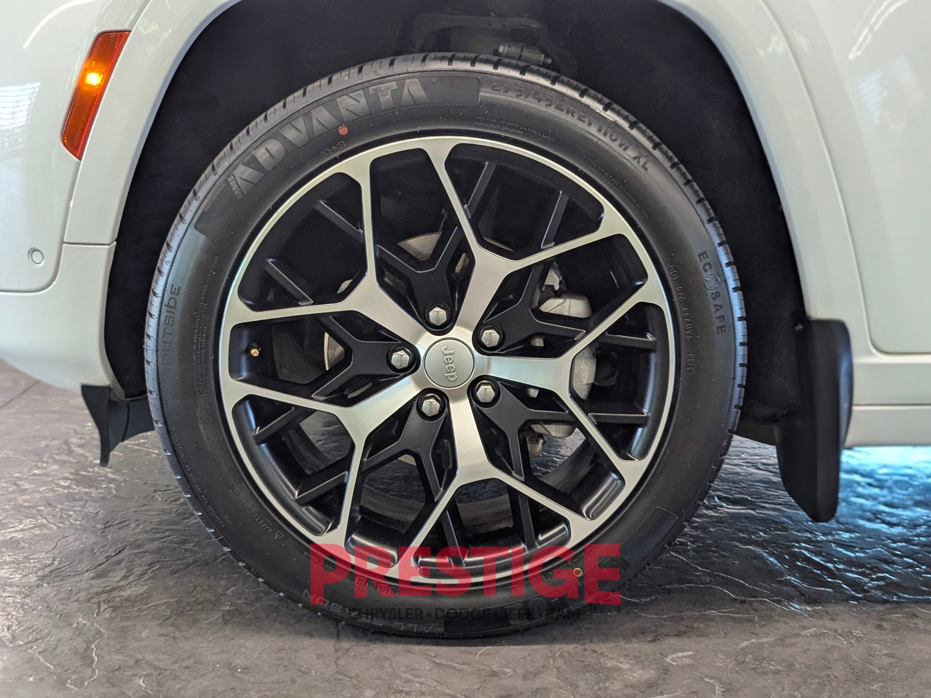 Used 2022 Jeep Grand Cherokee Summit AWD/4WD image 14