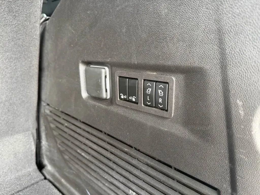 Used 2023 Chevrolet Tahoe Z71 w/ Luxury Package AWD/4WD image 37
