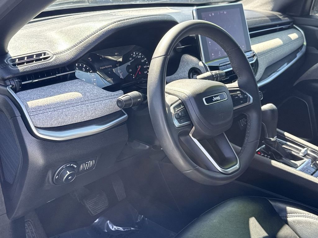 Used 2023 Jeep Compass Latitude image 10