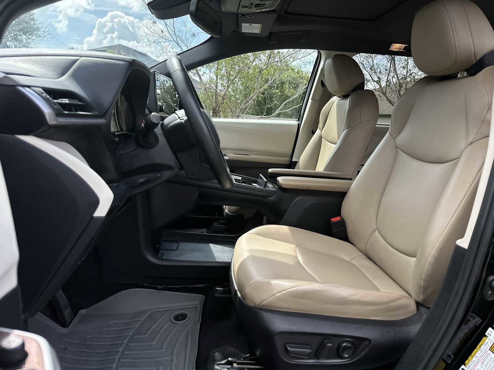 Used 2022 Toyota Sienna XLE FWD image 23