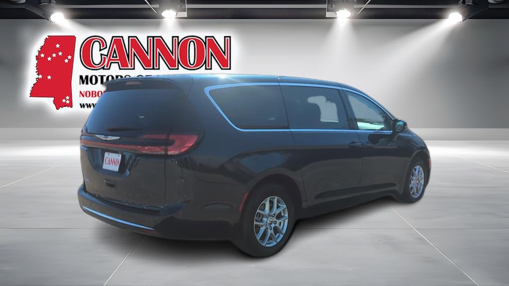 Used 2024 Chrysler Pacifica Touring-L image 5