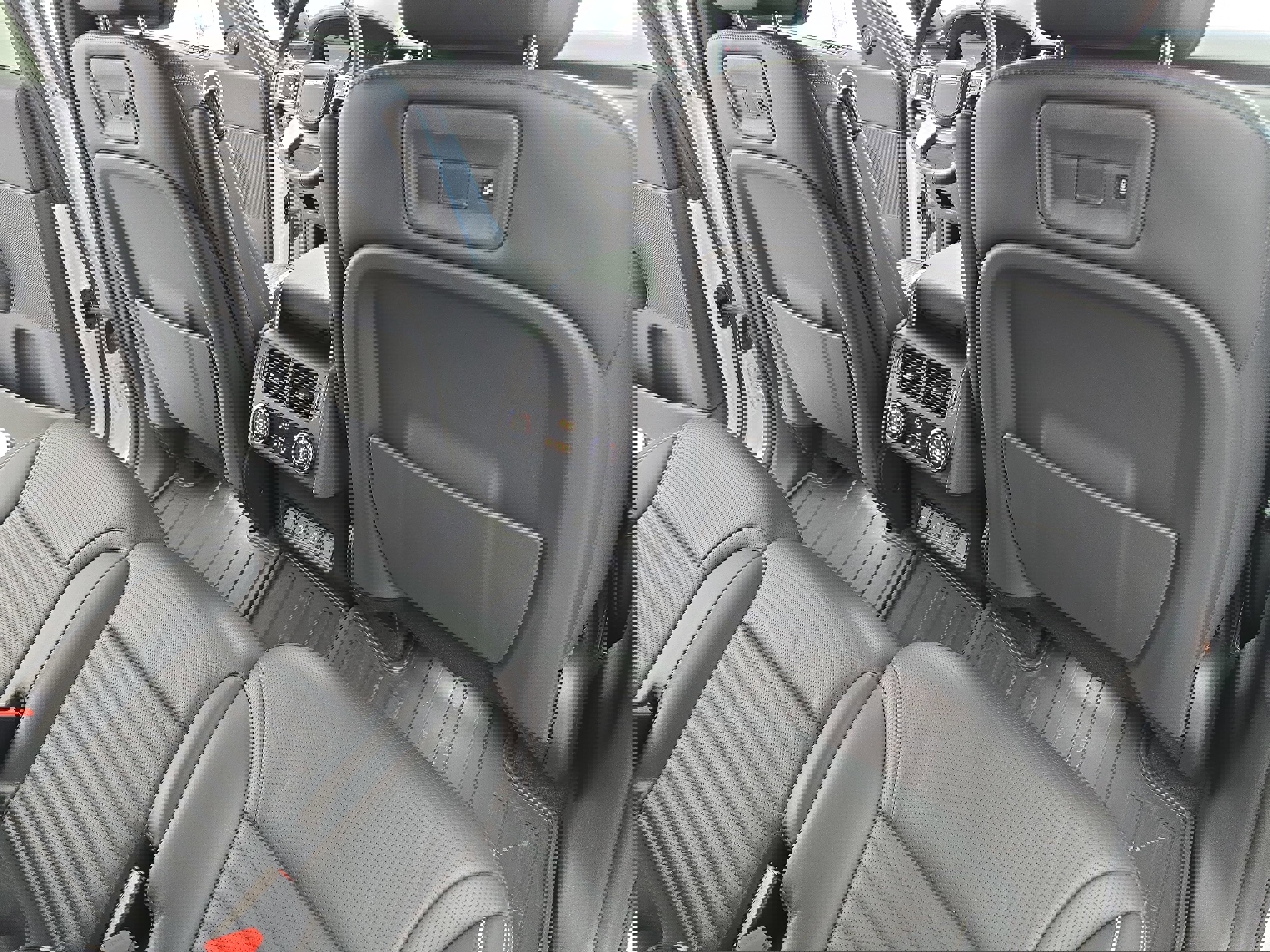 Used 2024 Land Rover Discovery Metropolitan Edition image 11