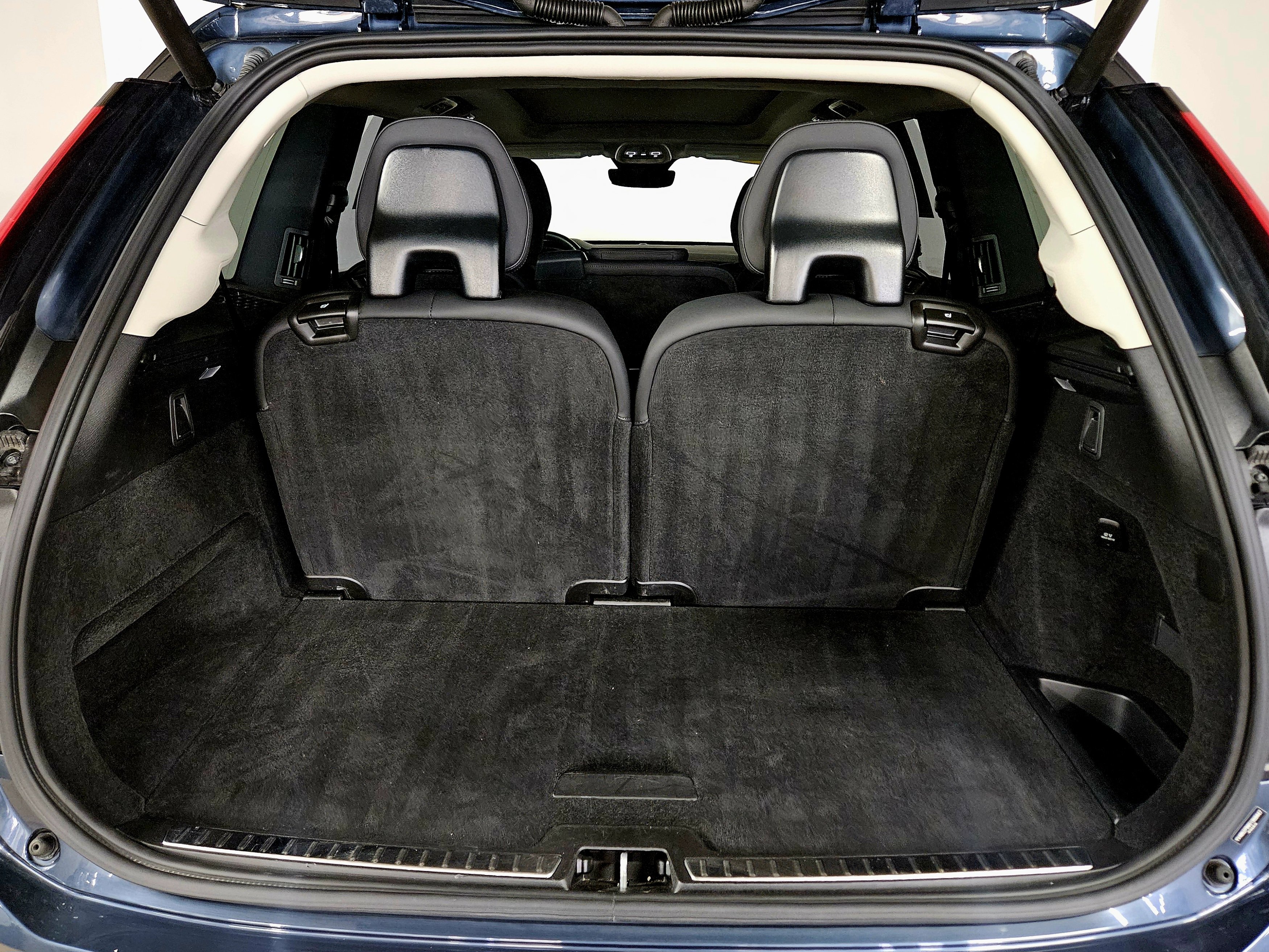 Used 2025 Volvo XC90 B6 Plus image 17