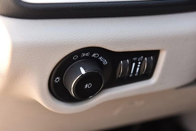 Used 2023 Chrysler Pacifica Touring-L FWD image 12