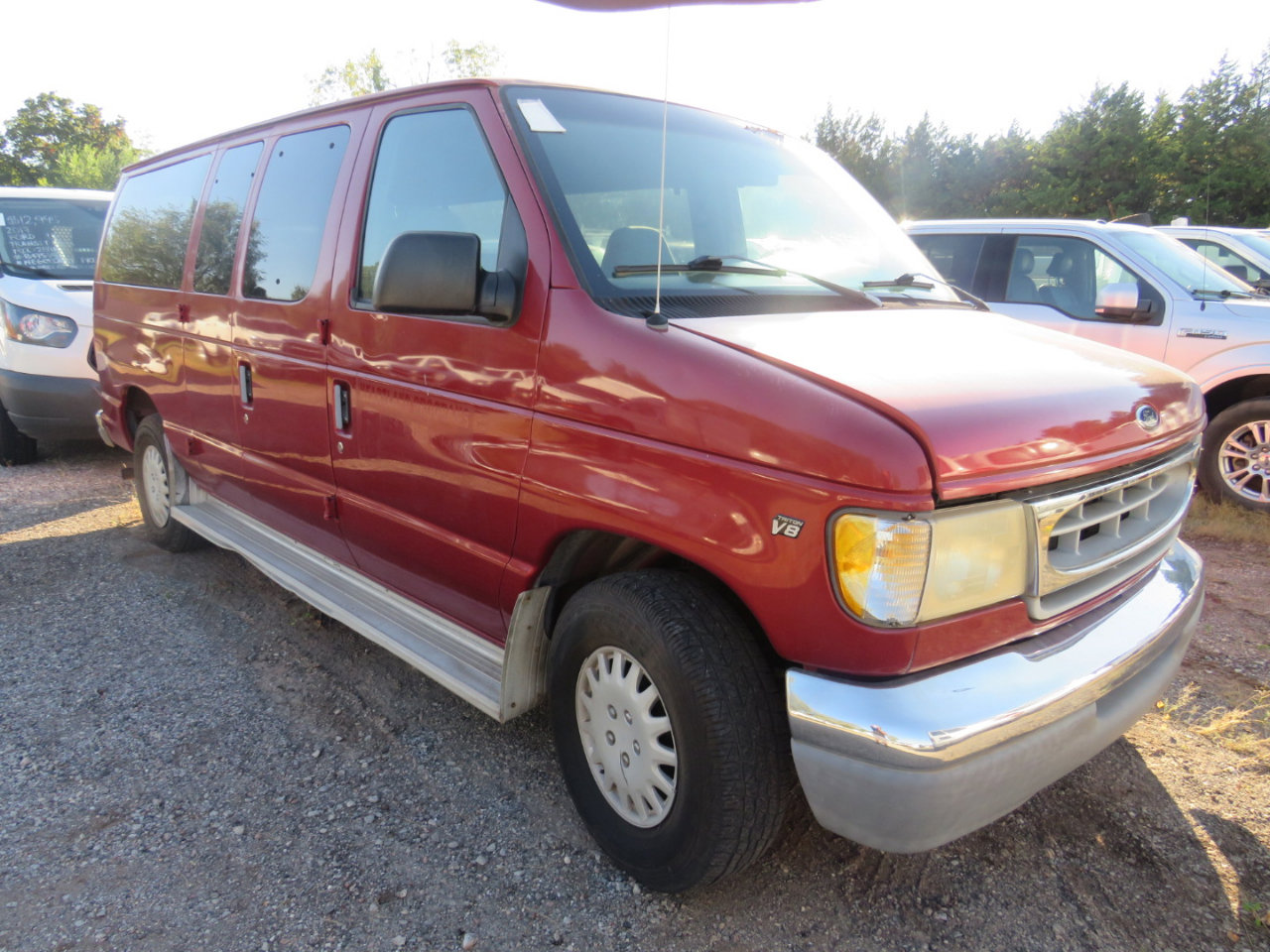 Used 1999 Ford E-150 and Econoline 150 Wagon RWD image 3