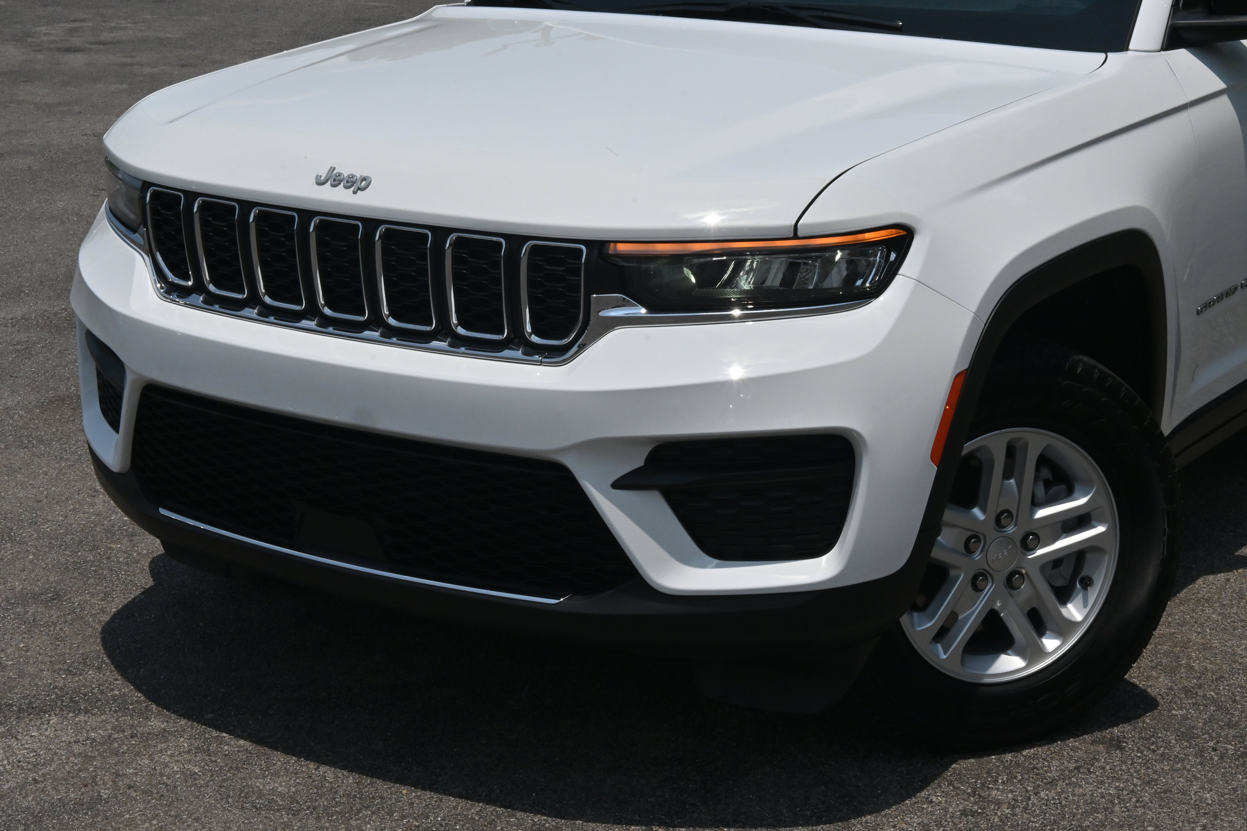 Used 2024 Jeep Grand Cherokee Laredo w/ MOPAR Finishing Package image 13