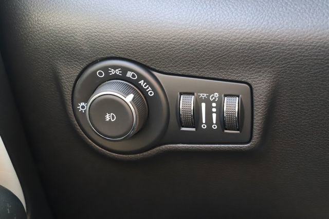 Used 2025 Jeep Compass Limited image 35