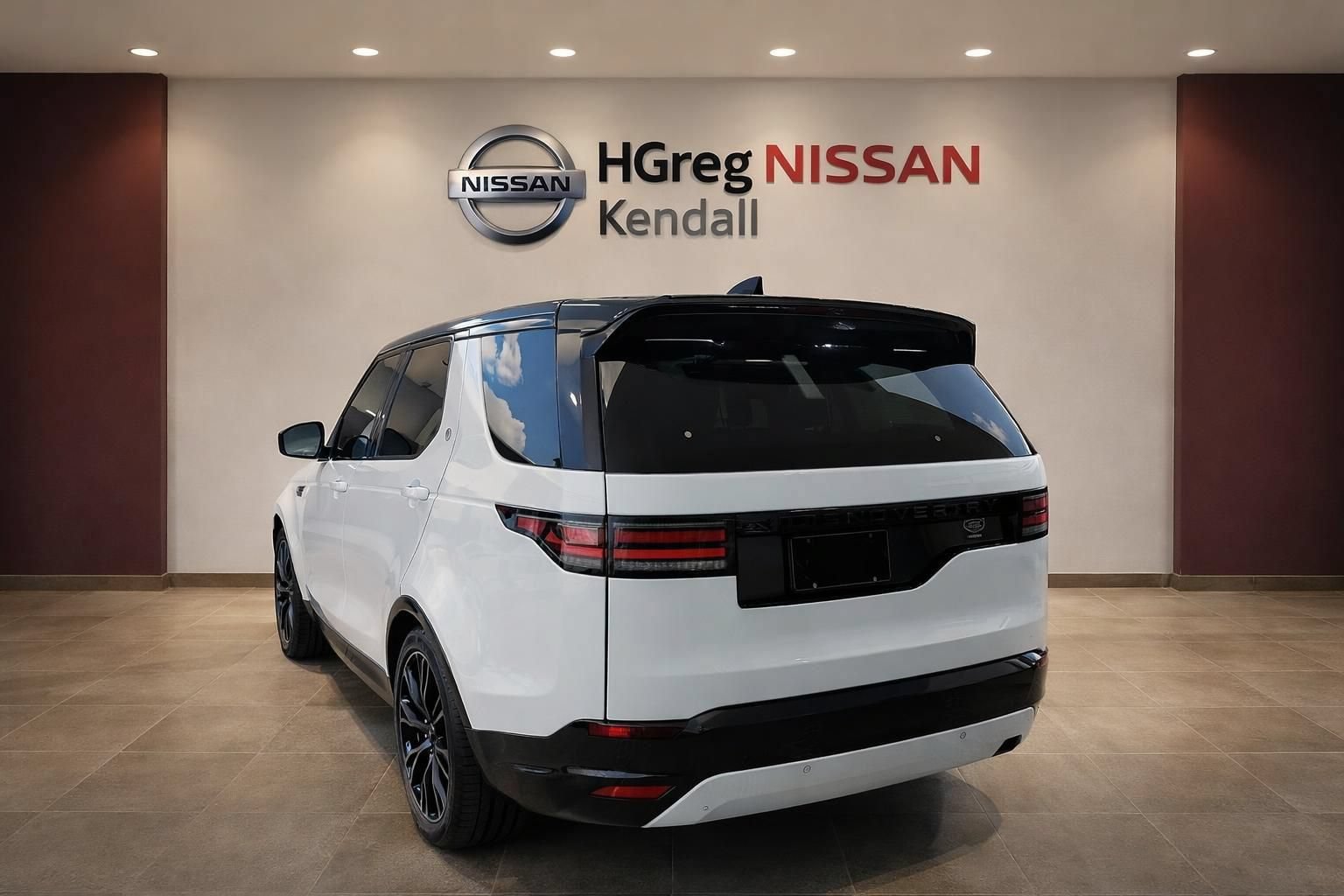 Used 2021 Land Rover Discovery S R-Dynamic AWD/4WD image 4