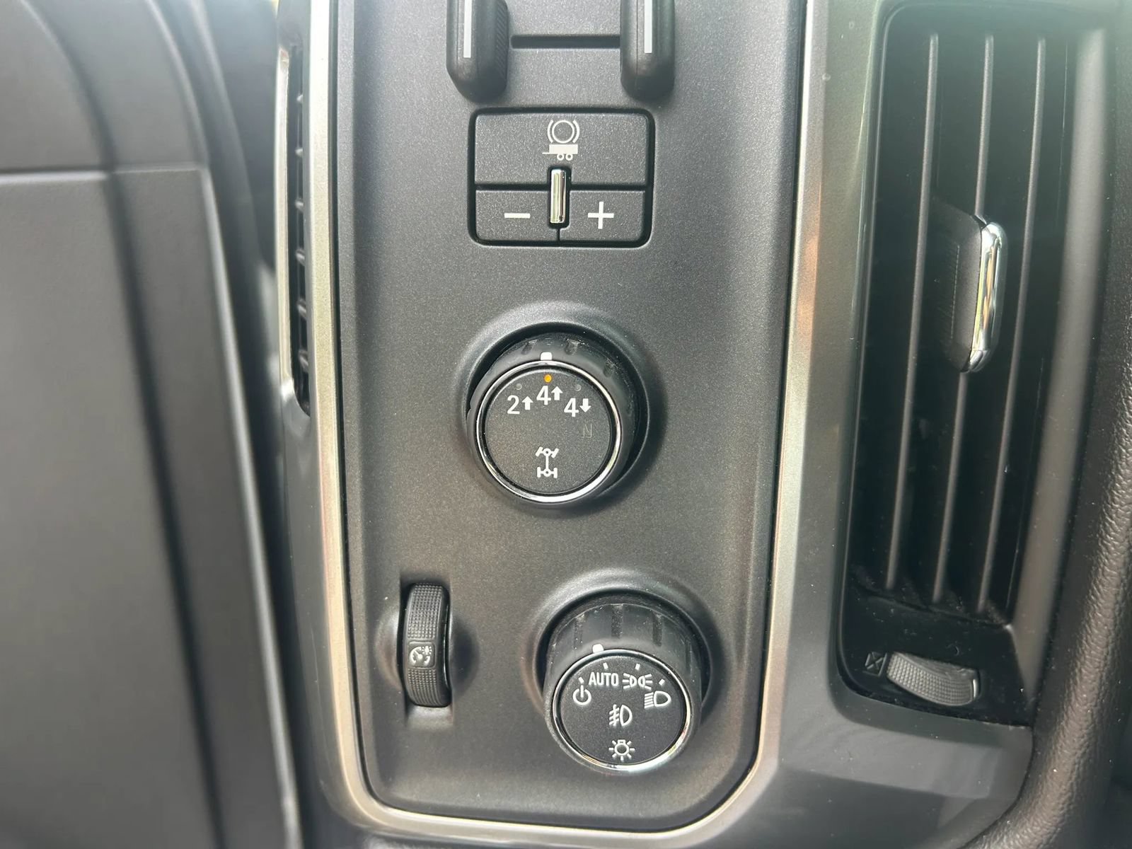 Used 2019 Chevrolet Silverado 2500 LT w/ LT Convenience Package AWD/4WD image 7