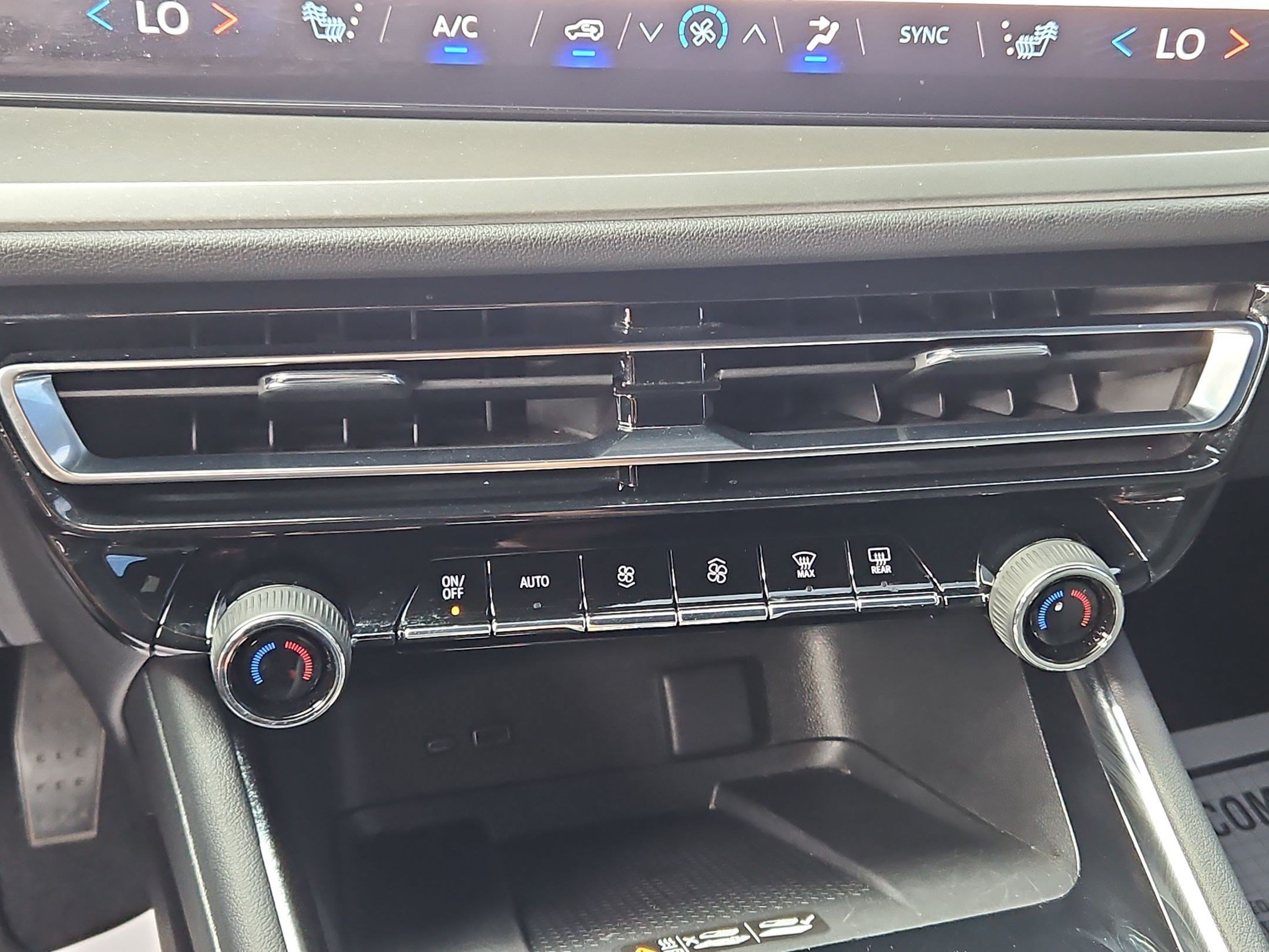 Used 2025 Chevrolet Traverse LT FWD image 21