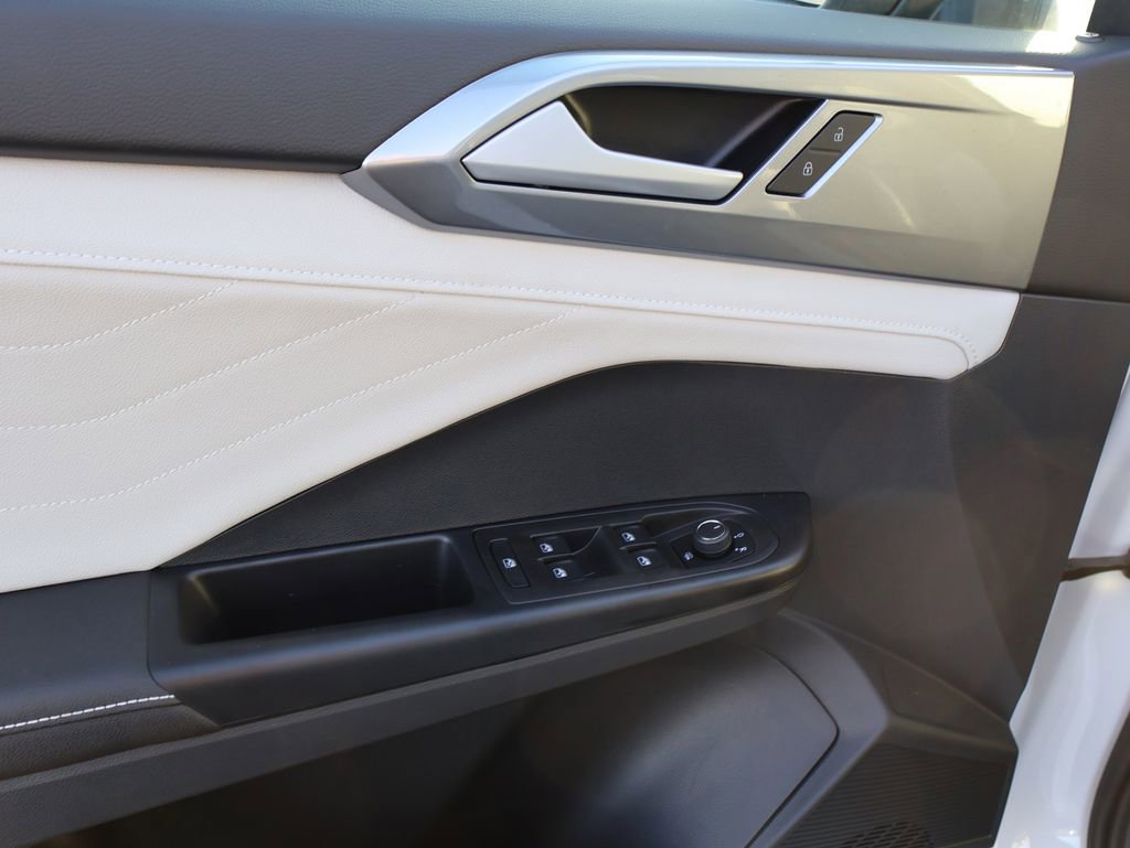 New 2026 Volkswagen Taos SEL image 25