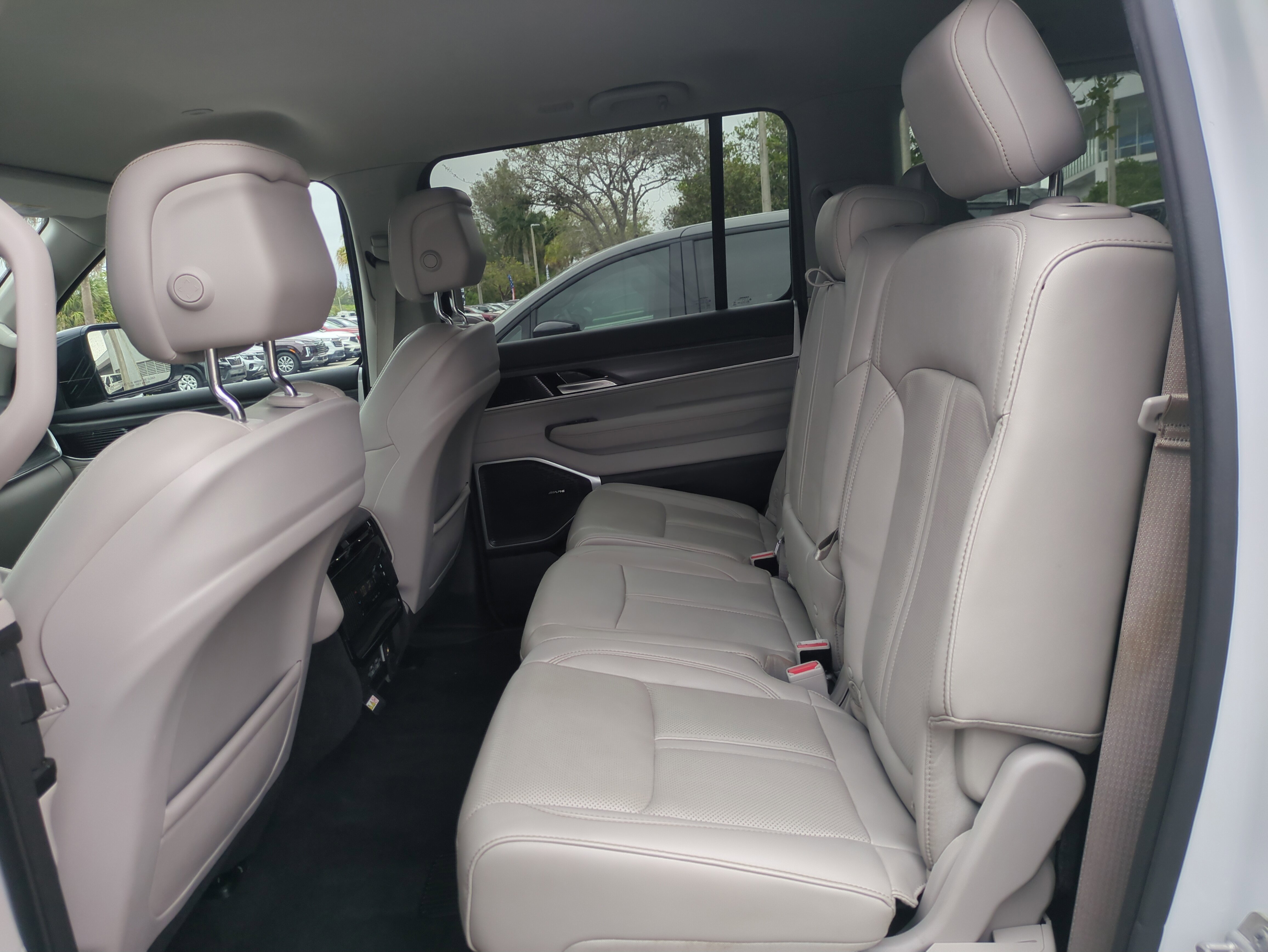 Certified 2024 Jeep Wagoneer L Series III w/ Flexible Seating Group image 15