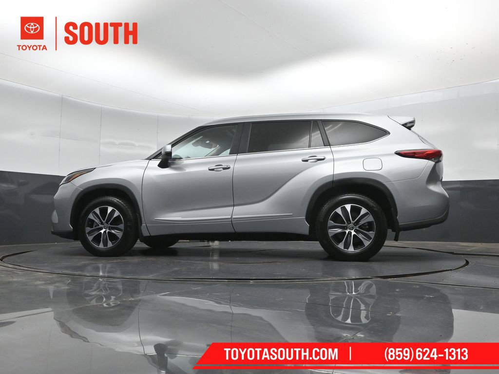 Used 2023 Toyota Highlander XLE AWD/4WD image 46