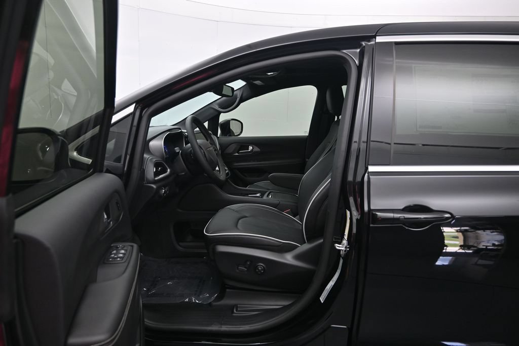 New 2027 Chrysler Pacifica Limited w/ Family Tech Group FWD image 22