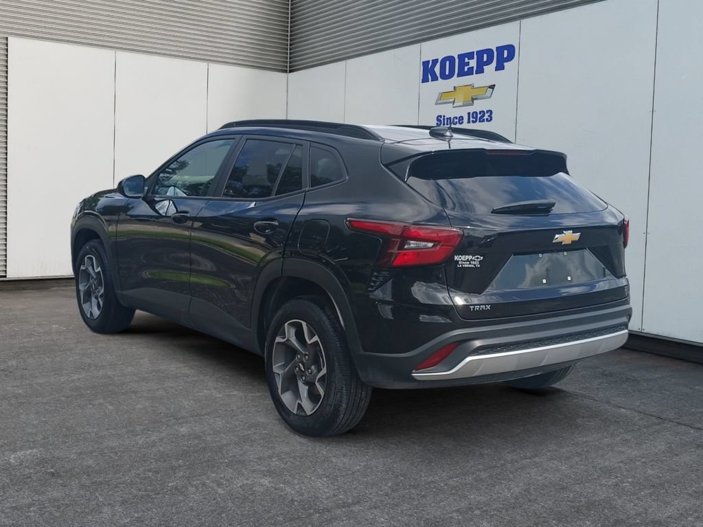Used 2025 Chevrolet Trax LT FWD image 3