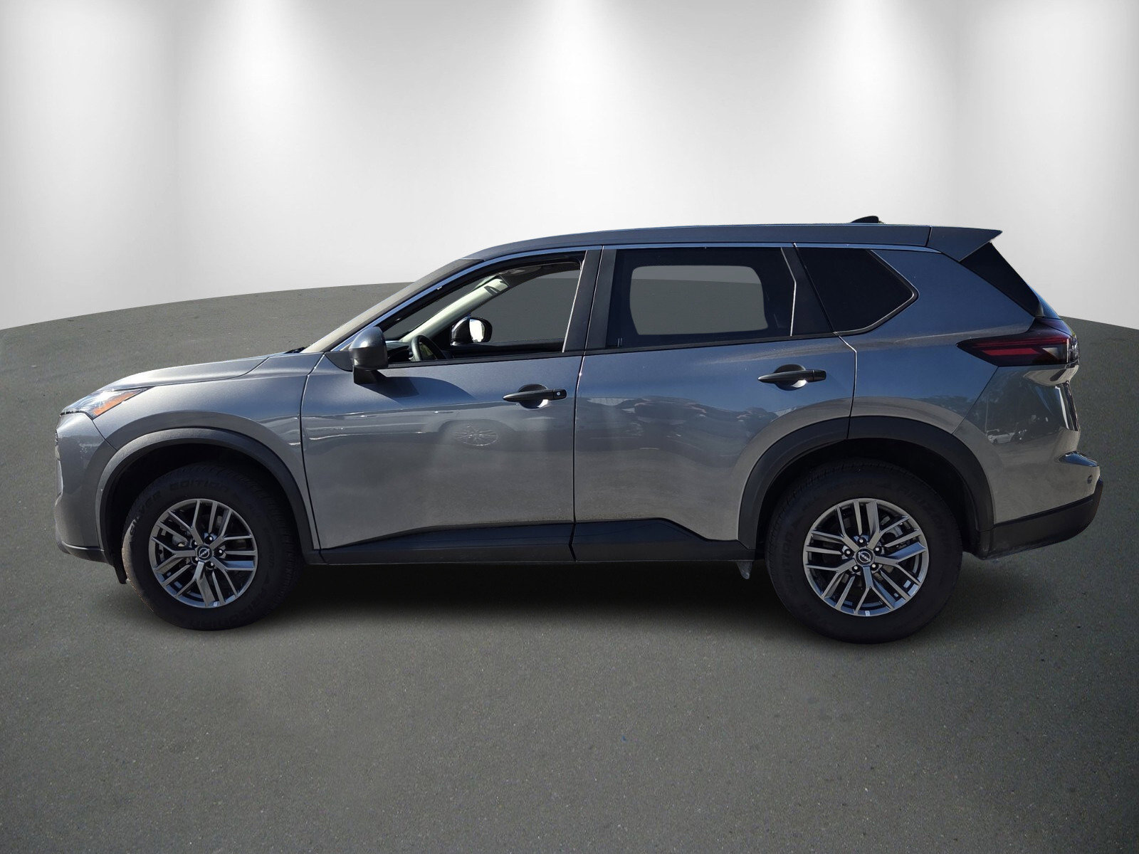 Used 2024 Nissan Rogue S image 4