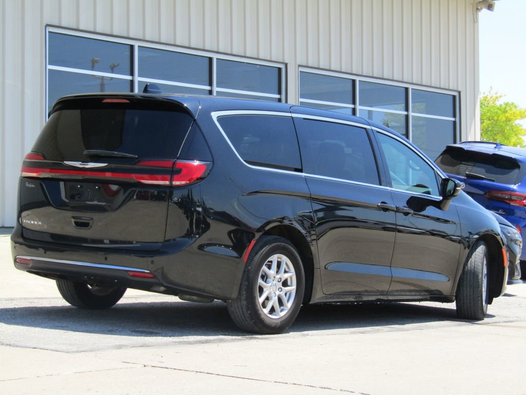 Used 2025 Chrysler Pacifica Select FWD image 3