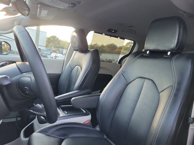Used 2024 Chrysler Pacifica Touring-L image 17