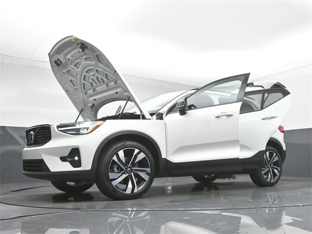 Used 2024 Volvo XC40 B5 Plus image 39