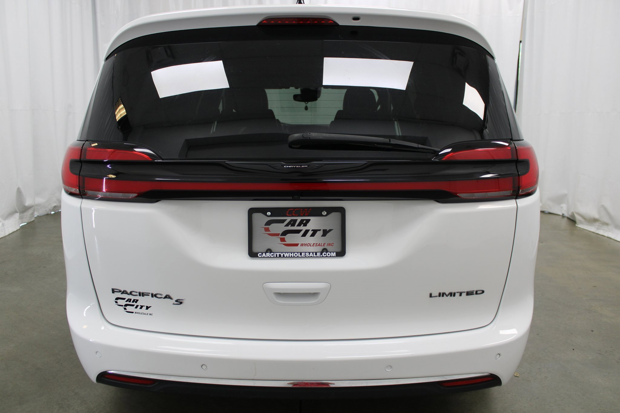 Used 2025 Chrysler Pacifica Limited image 6