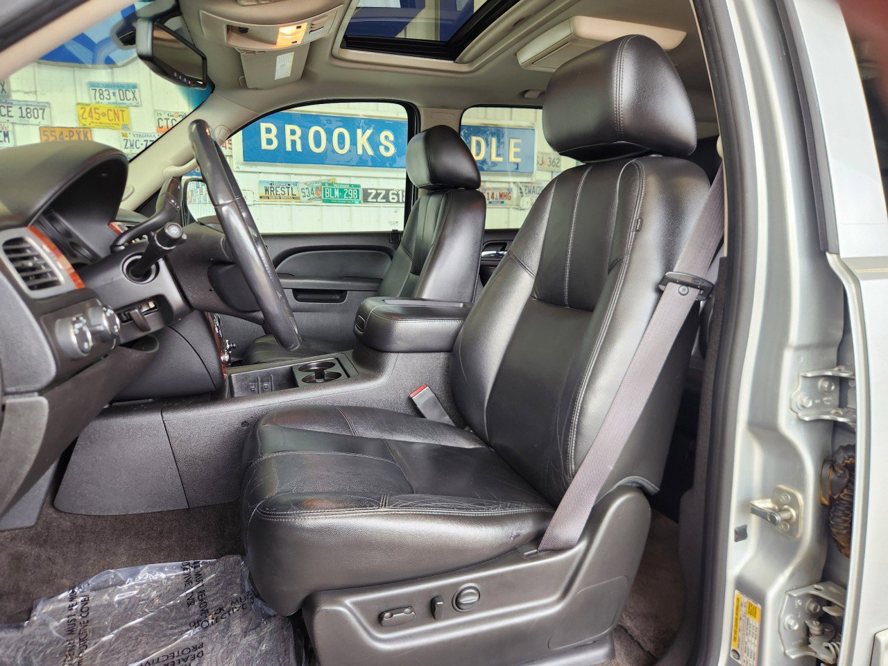 Used 2012 Chevrolet Suburban LT w/ Luxury Package AWD/4WD image 4