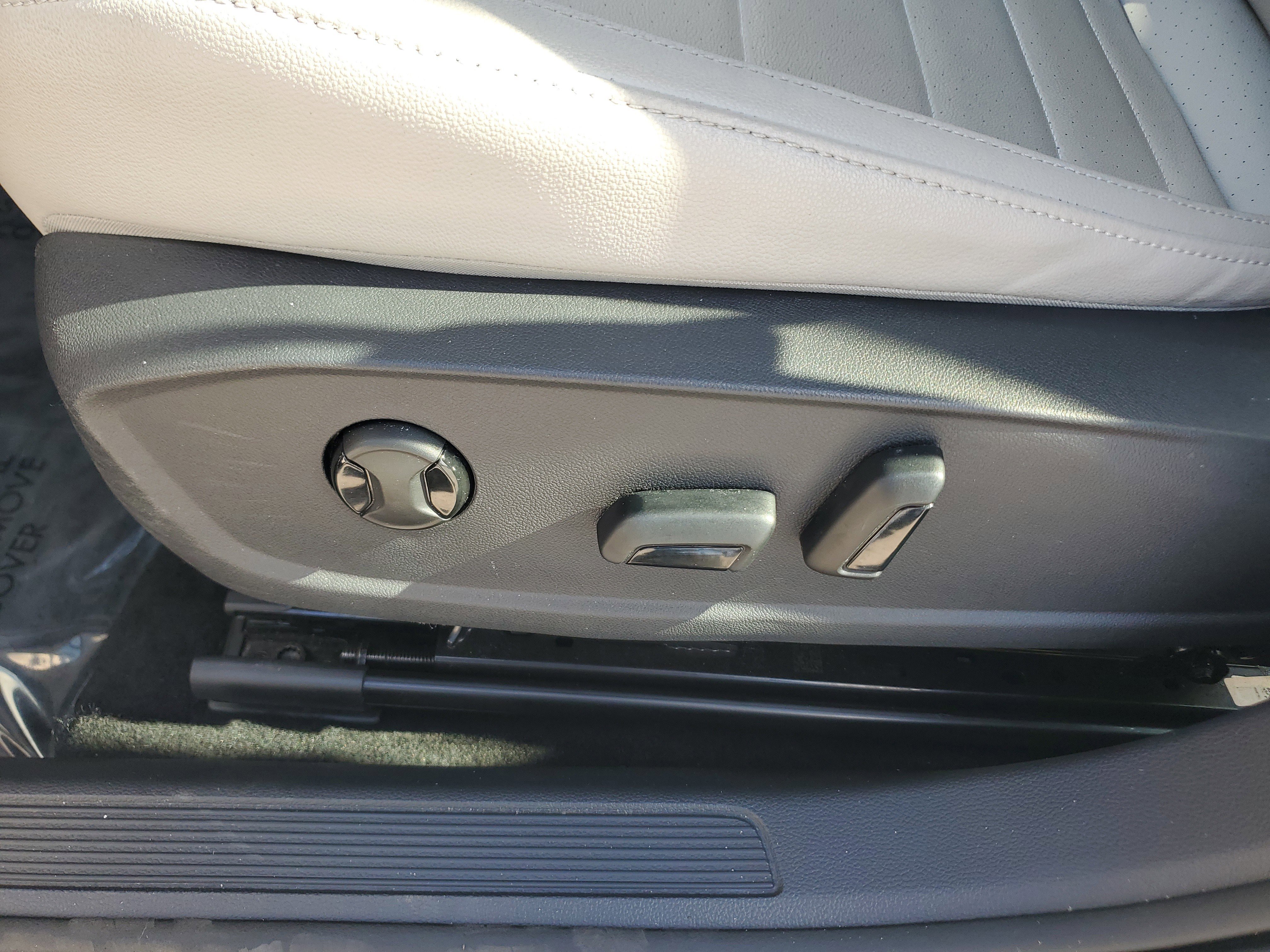 Used 2023 Volkswagen Jetta SE w/ Panoramic Sunroof Package image 12