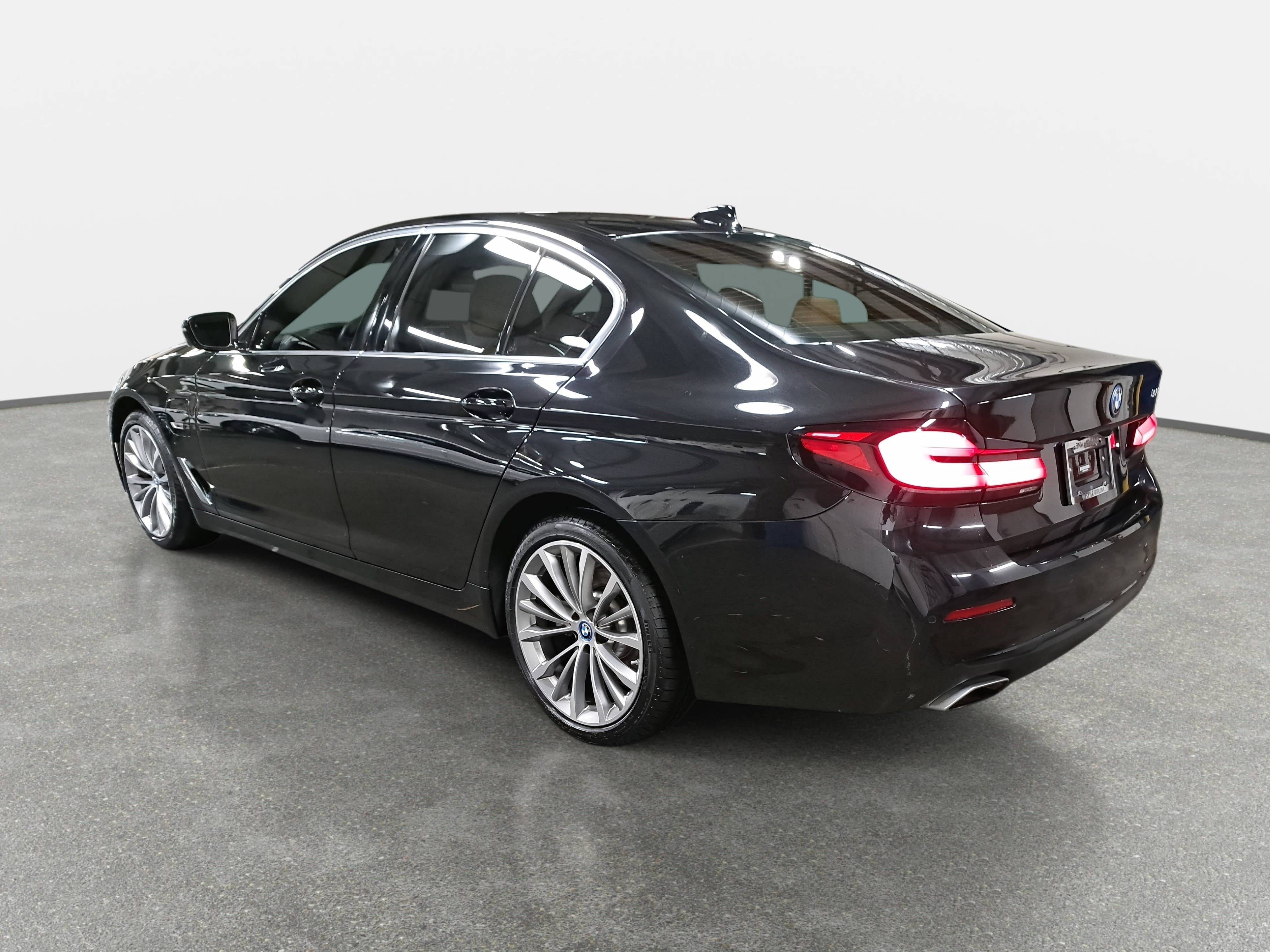 Certified 2023 BMW 530e w/ Premium Package image 7