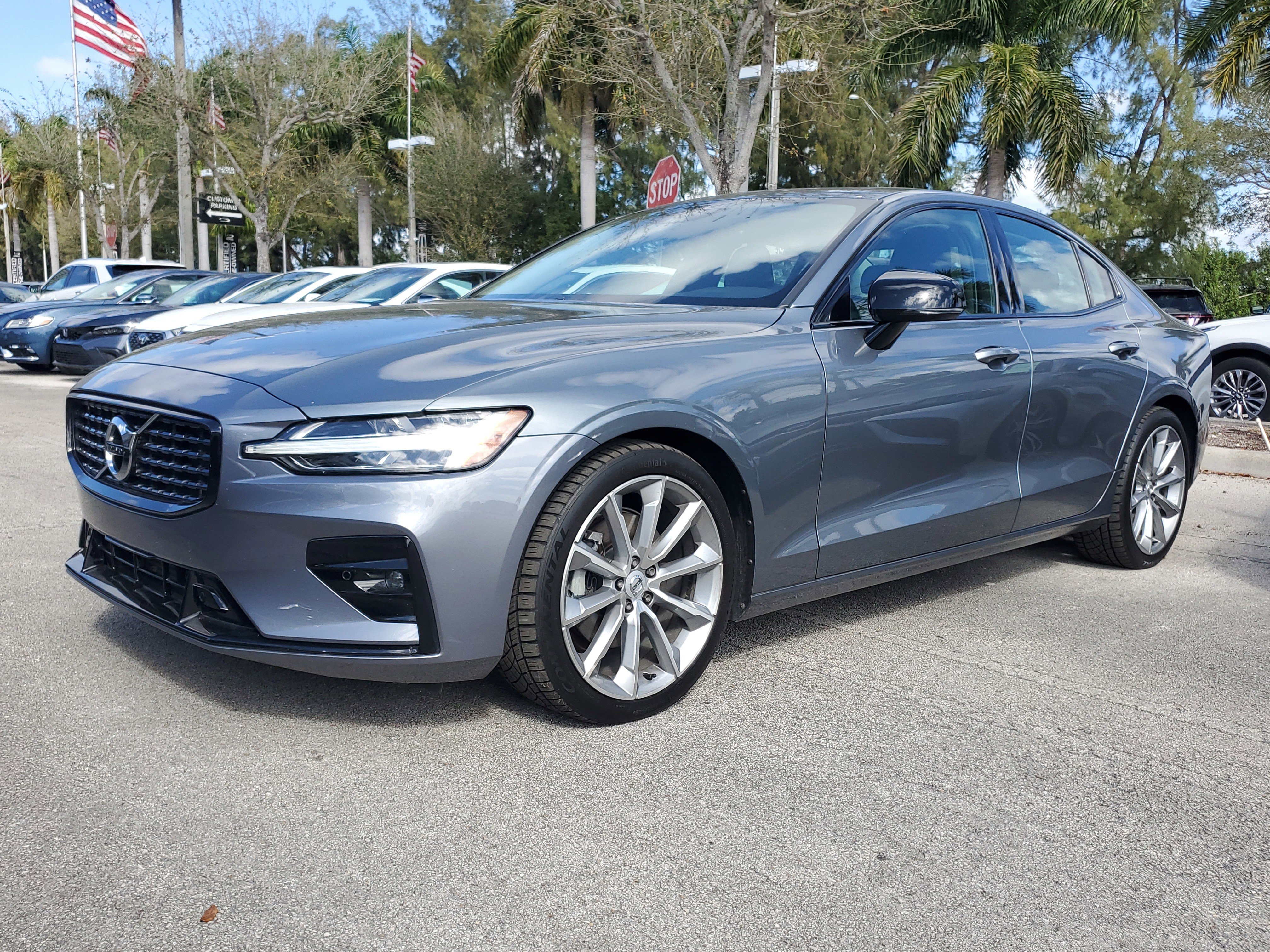 Used 2021 Volvo S60 T5 Momentum w/ Premium Package image 2