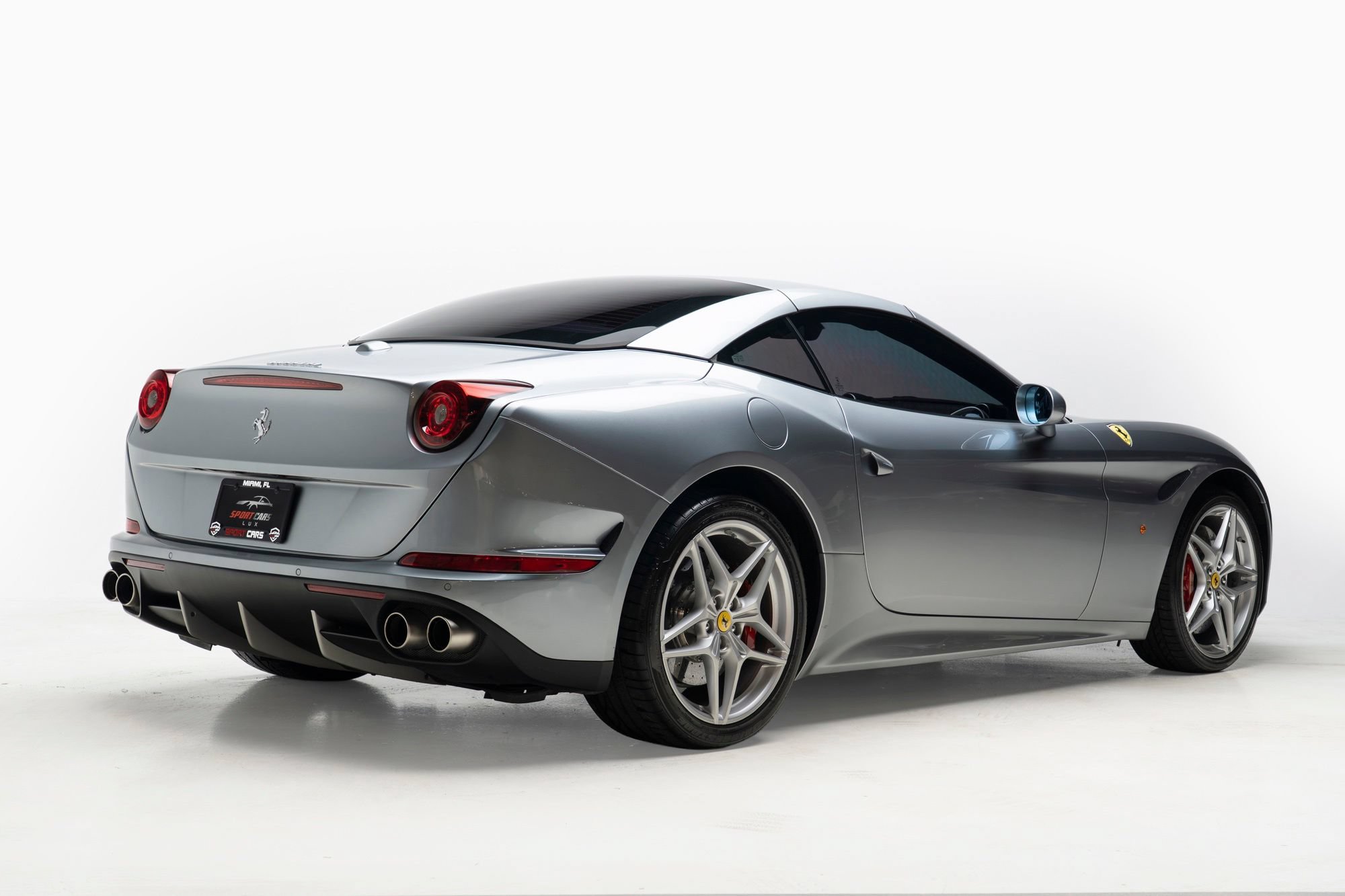 Used 2016 Ferrari California T RWD image 9