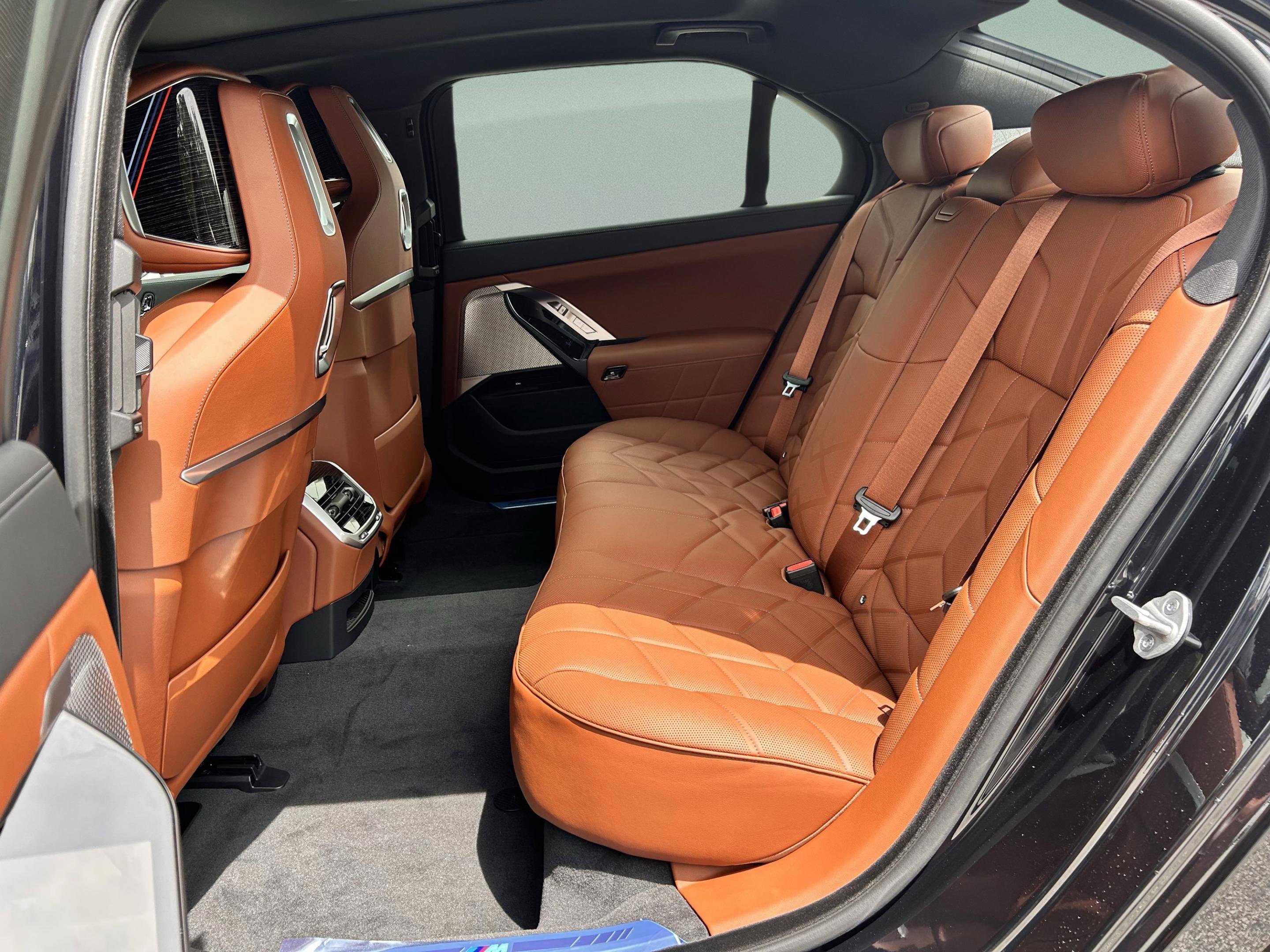 Used 2025 BMW 740i w/ Premium Package image 29