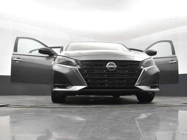 Used 2025 Nissan Altima 2.5 SV image 11