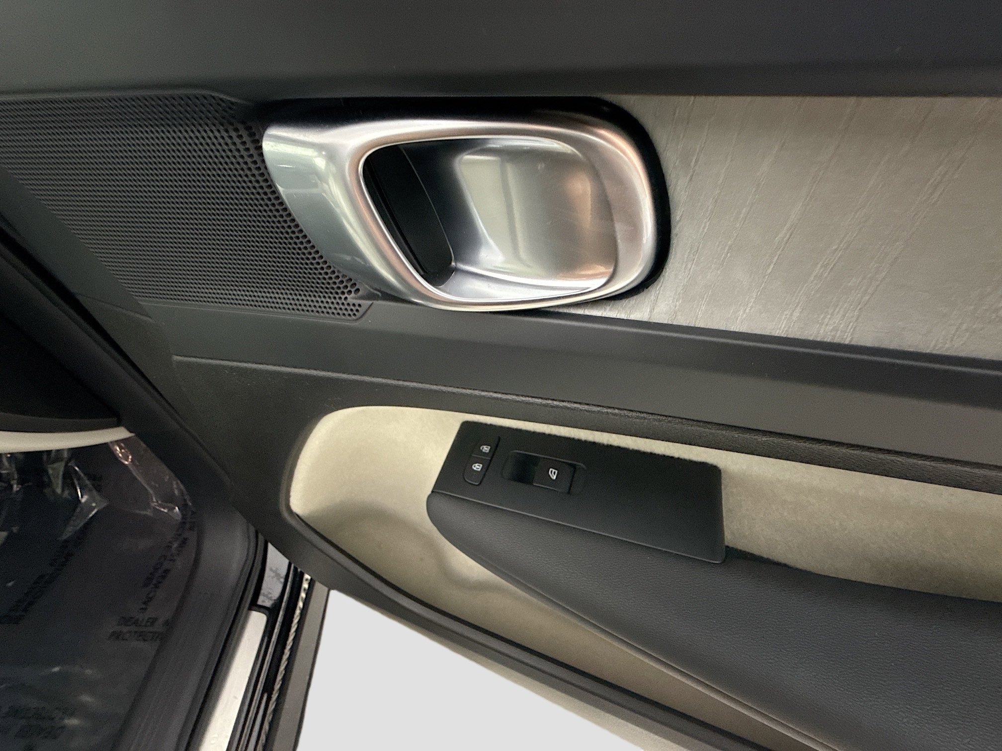 Used 2024 Volvo XC40 B5 Plus image 31