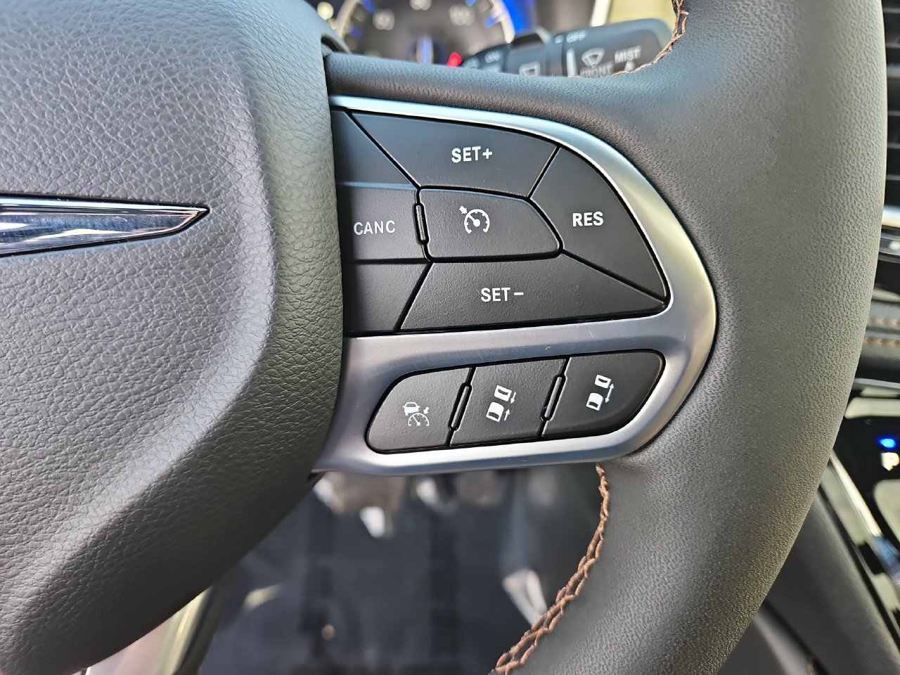New 2026 Chrysler Pacifica Pinnacle w/ Trailer Tow Group FWD image 32
