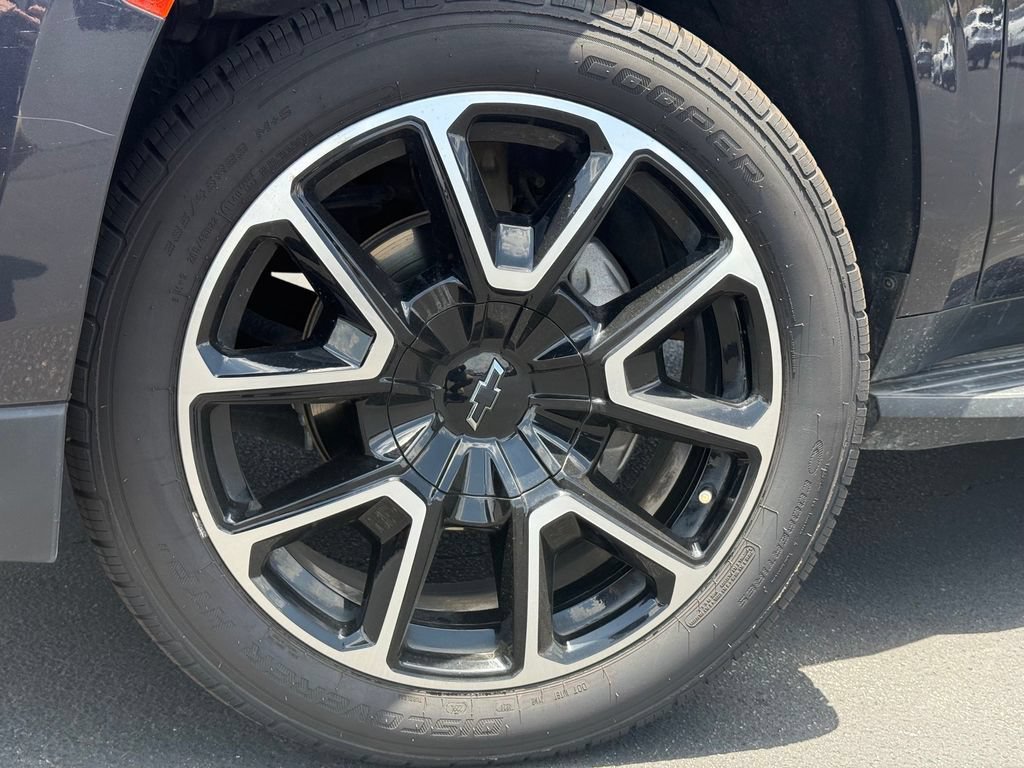 Used 2022 Chevrolet Suburban RST w/ Luxury Package RWD image 3