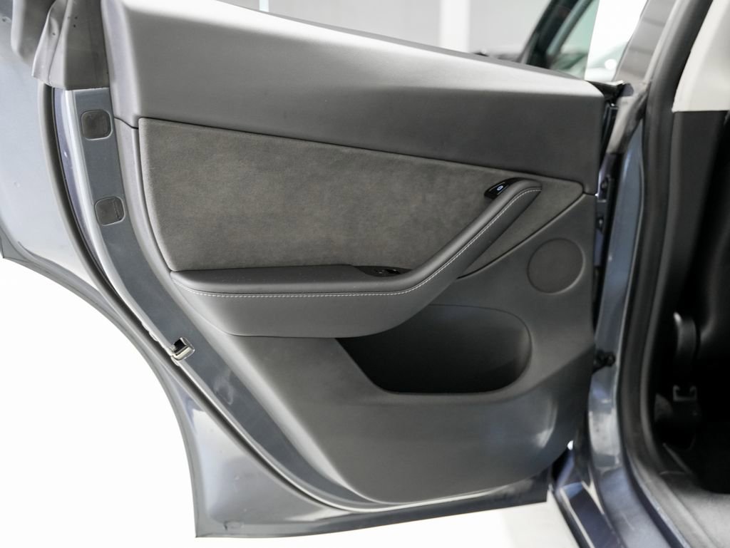 Used 2020 Tesla Model Y Long Range image 35