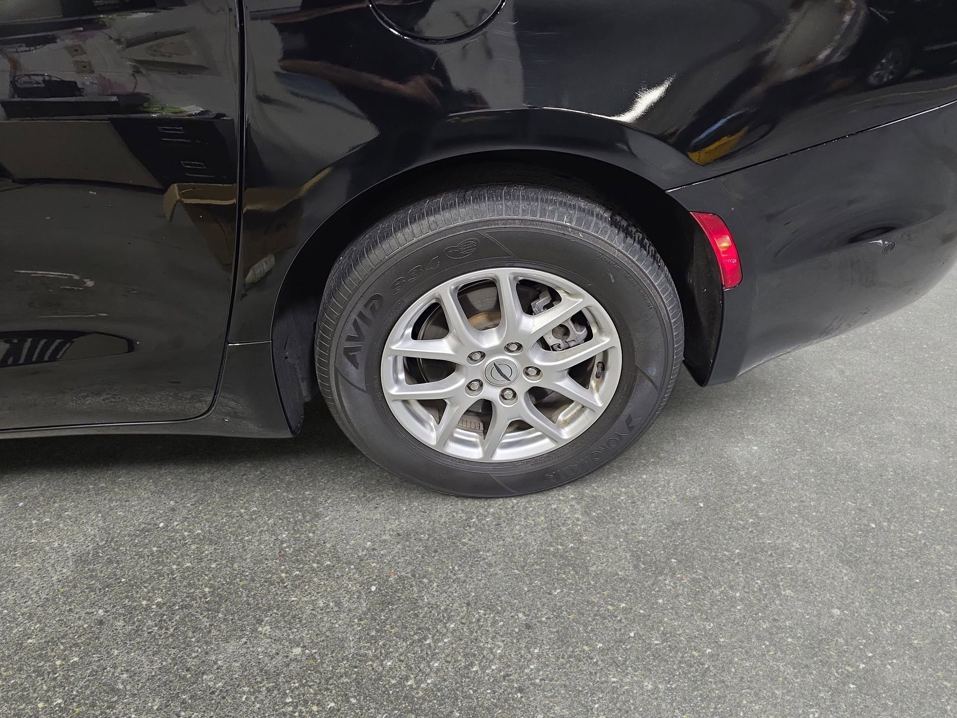Used 2024 Chrysler Pacifica Touring-L FWD image 32