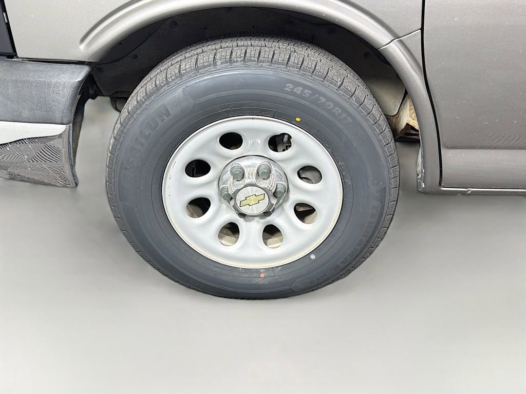 Used 2011 Chevrolet Express 1500 LT w/ LT Preferred Equipment Group AWD/4WD image 28