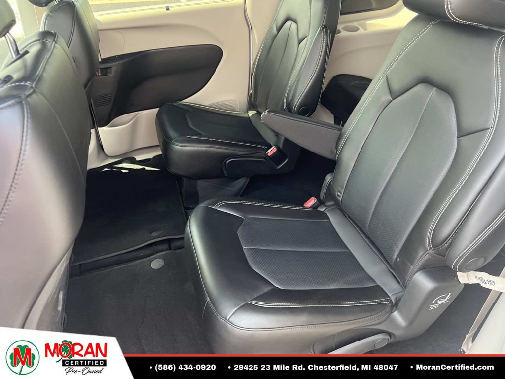 Used 2023 Chrysler Pacifica Touring-L FWD image 12