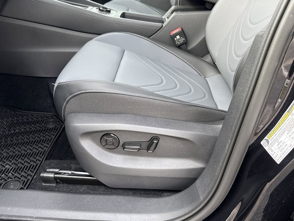 New 2026 Volkswagen Tiguan SE FWD image 13