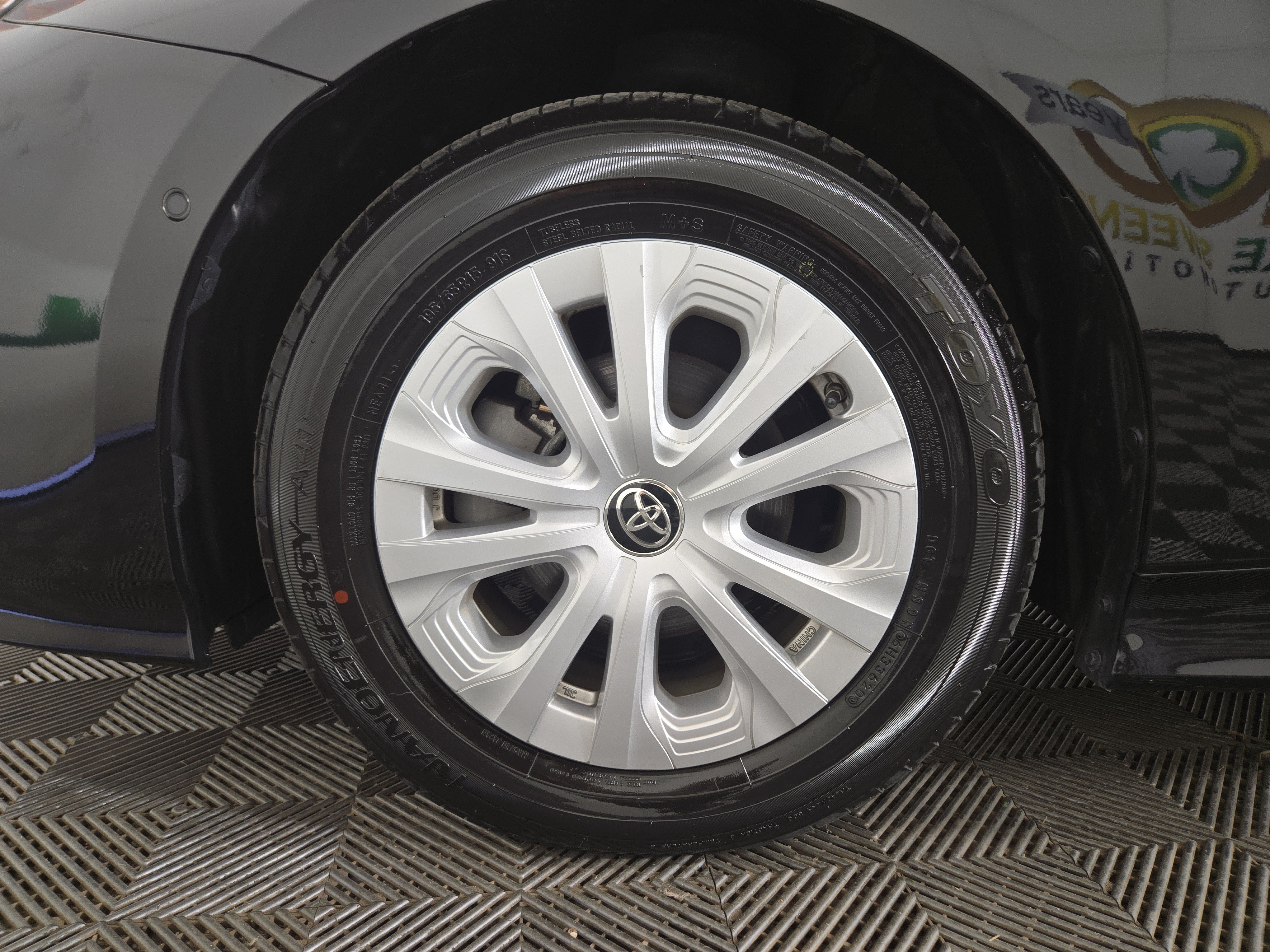 Used 2021 Toyota Prius LE FWD image 31