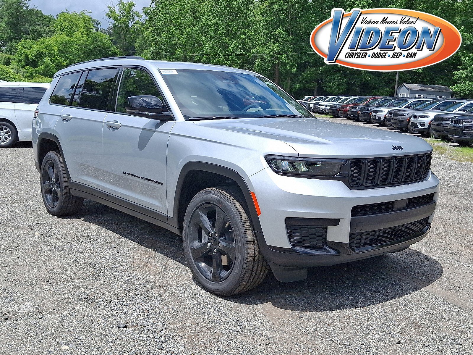New 2025 Jeep Grand Cherokee L Altitude image 1