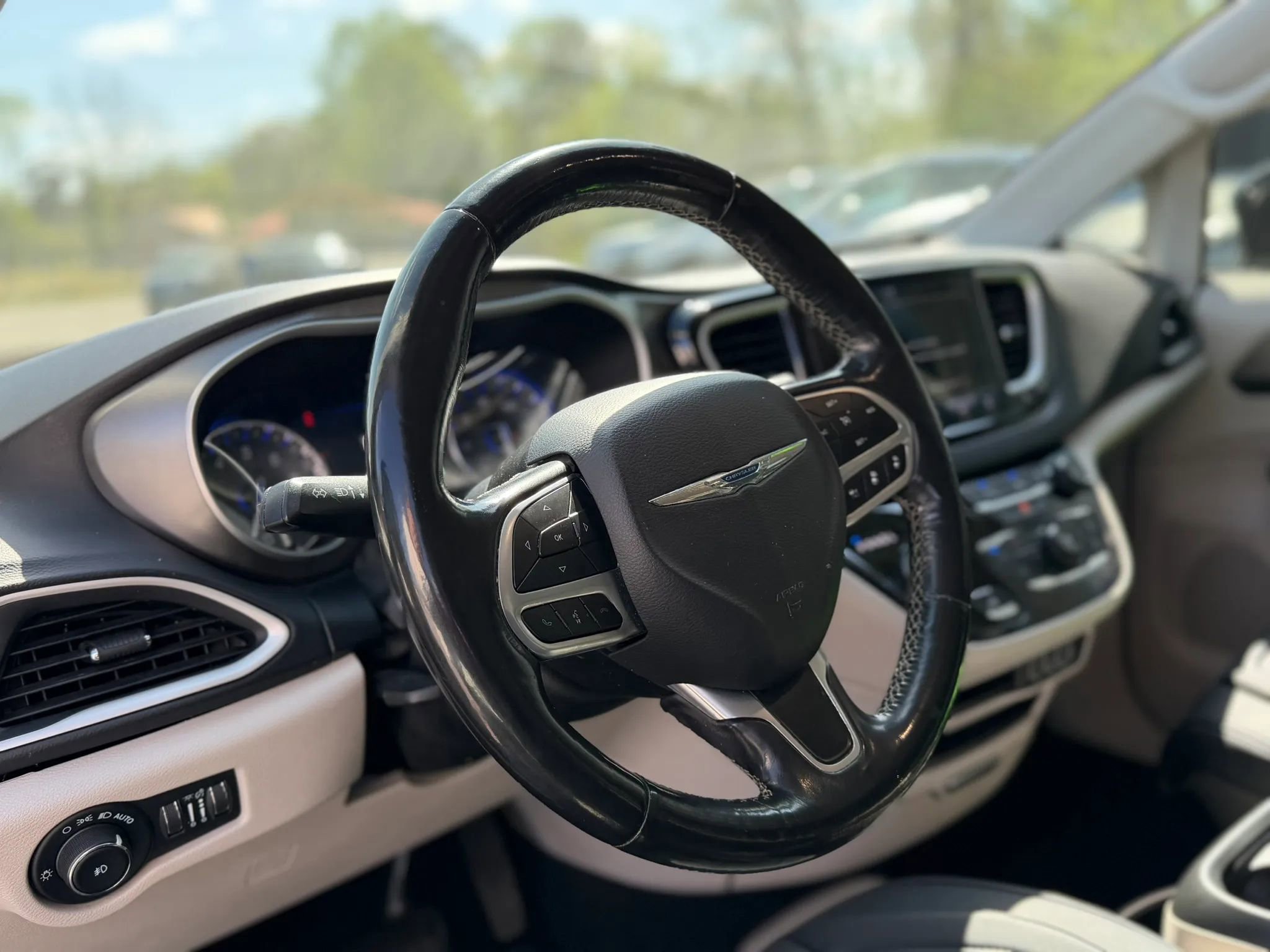 Used 2021 Chrysler Pacifica Touring-L FWD image 12