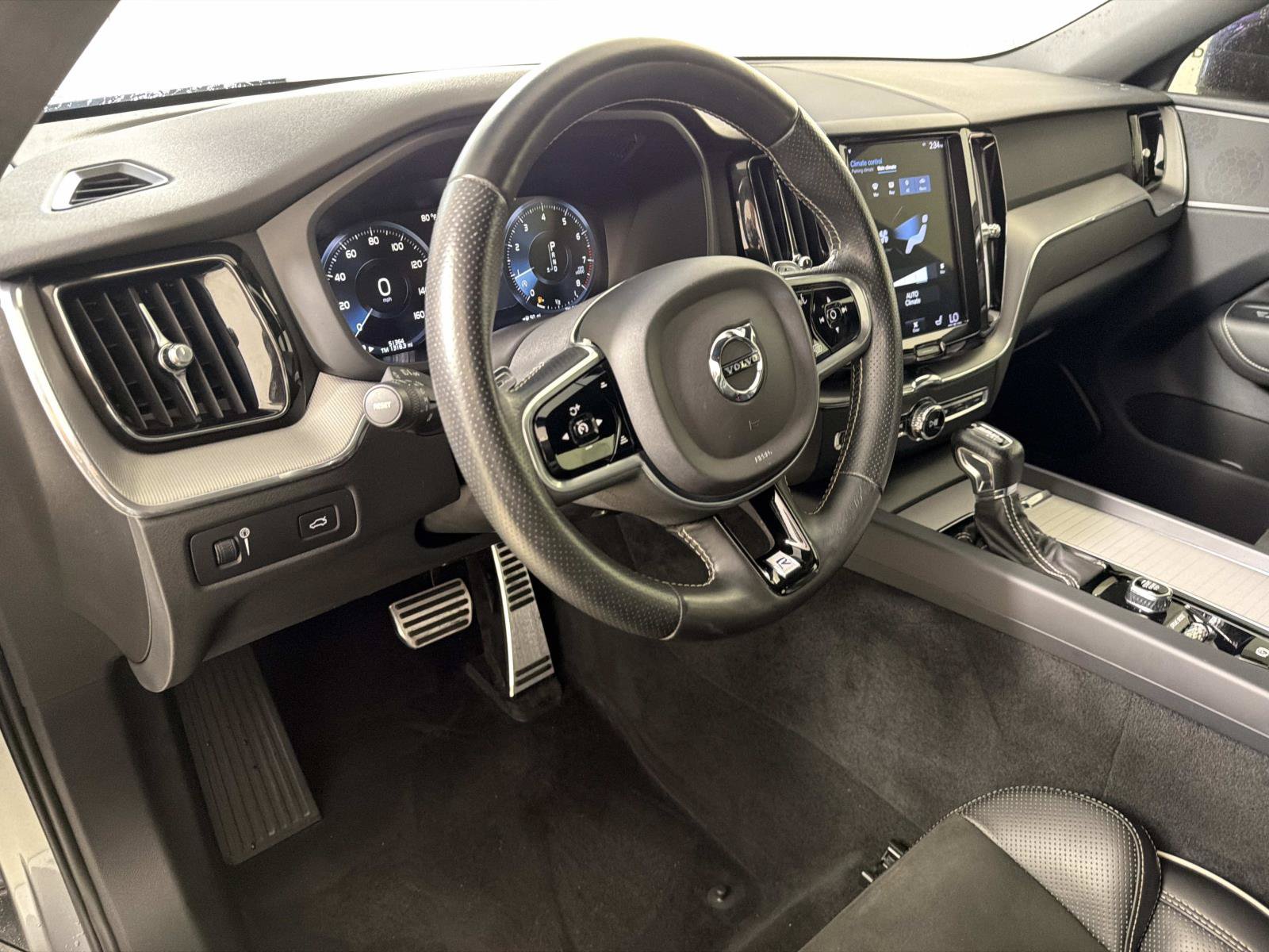 Used 2018 Volvo XC60 T6 R-Design w/ Convenience Package AWD/4WD image 19