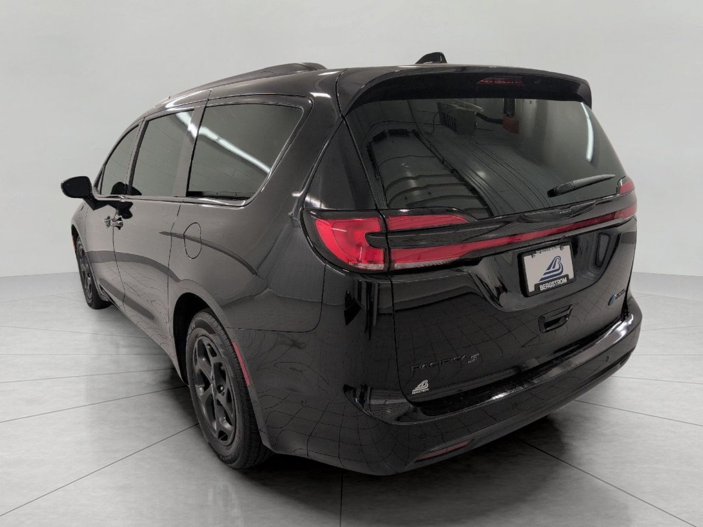 Used 2025 Chrysler Pacifica Premium FWD image 21