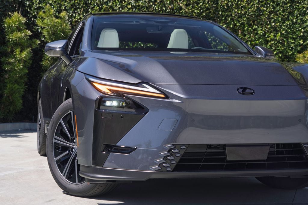 New 2026 Lexus ES 350e FWD image 4