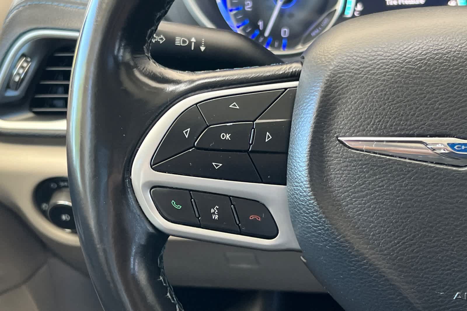 Used 2021 Chrysler Pacifica Touring w/ Uconnect Theater Family Group FWD image 28