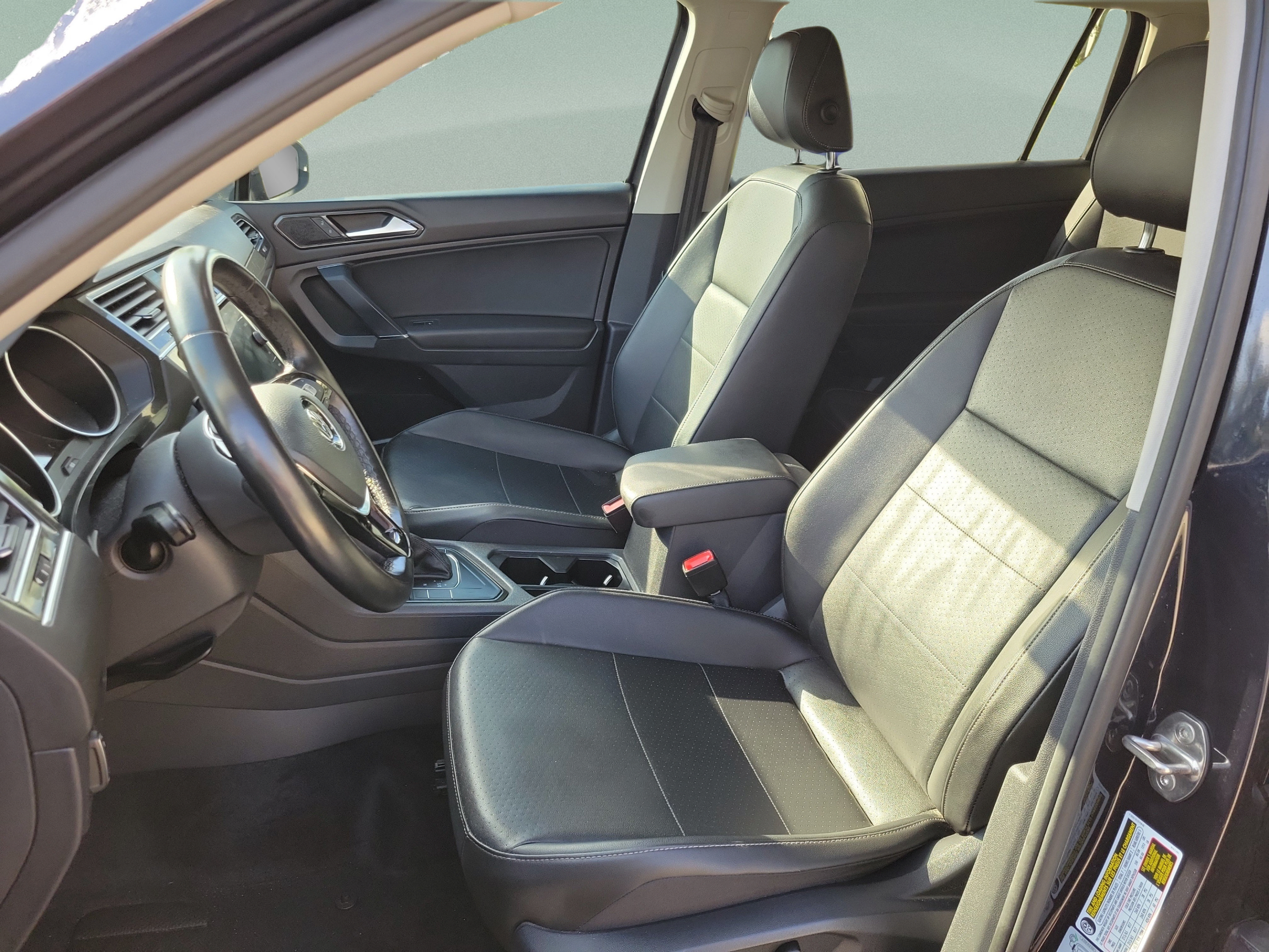 Used 2018 Volkswagen Tiguan SE w/ Panoramic Sunroof Package FWD image 10