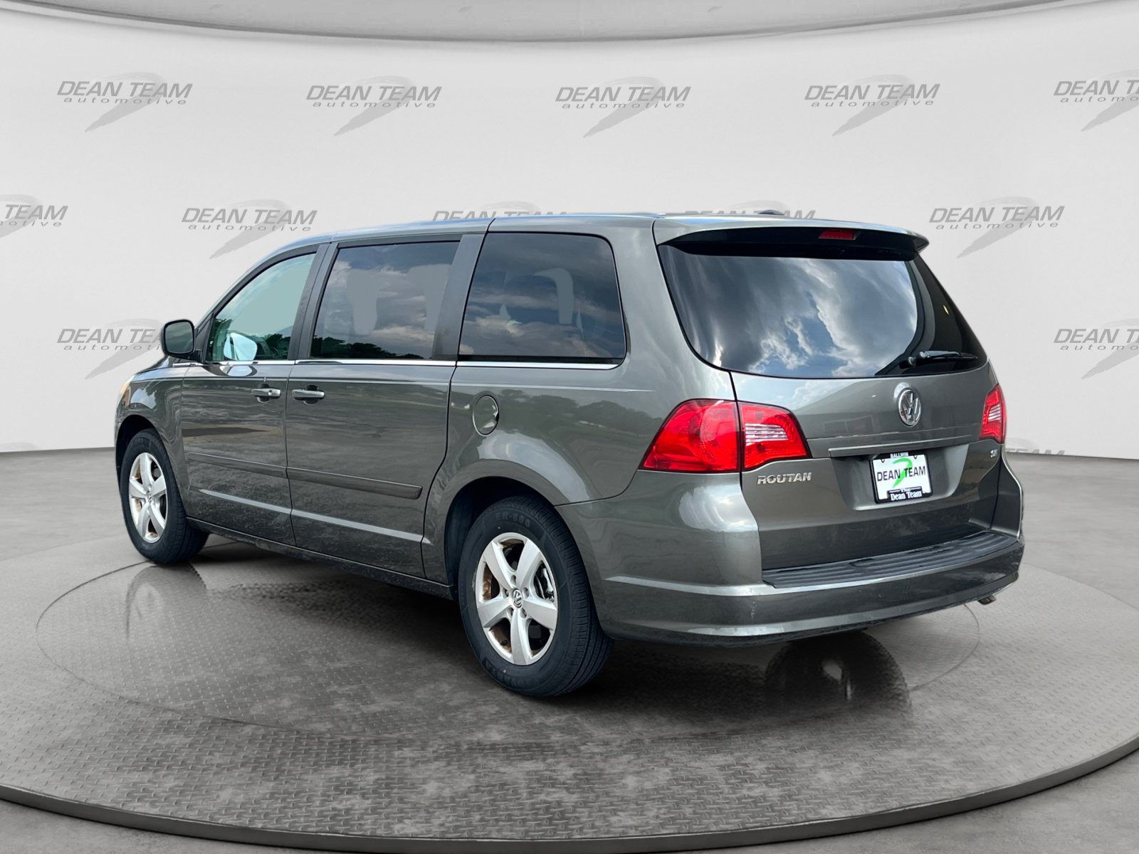 Used 2010 Volkswagen Routan SE FWD image 5